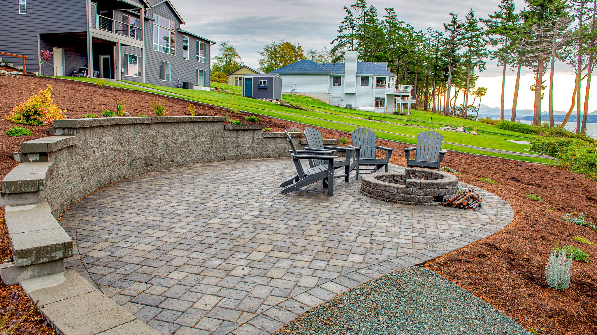 mm-concrete-paver-patio-surrounded-by-retaining-wall-16x9-1